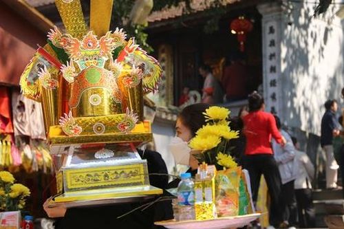 Chen nhau dâng lễ ở đền Củi thờ quan Hoàng Mười