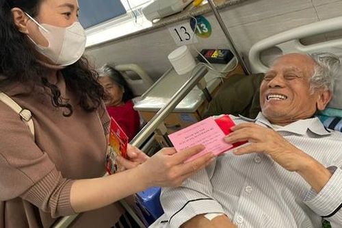 Bệnh nhân được lì xì ngay trên giường bệnh, dự hội chợ xuân
