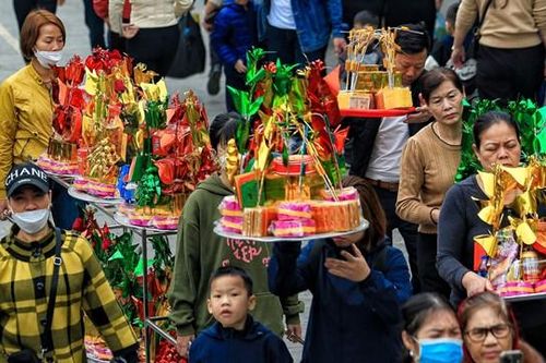 Cận cảnh: Hàng ngàn người đổ về Đền Bà Chúa Kho 'vay tiền, xin lộc' đầu năm mới