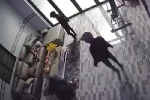 Ba người cầm hung khí đột nhập nhà dân trộm đồ