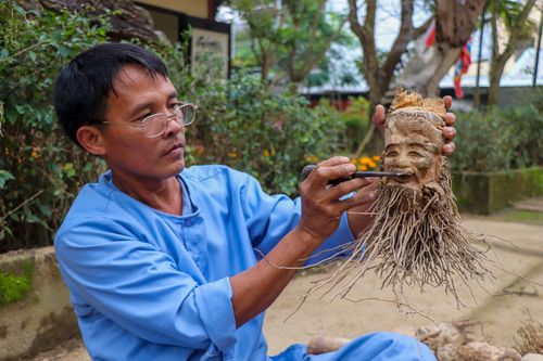 Nghệ nhân Kim Bồng trổ tài ở làng mộc hơn 400 năm tuổi
