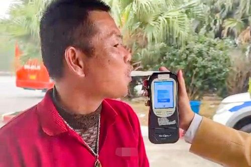 Nồng độ cồn kịch khung, tài xế xe khách chở 12 người trên cao tốc