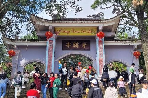 Hà Tĩnh: Chùa Hương Tích đón hơn 6 vạn du khách đến tham quan, chiêm bái
