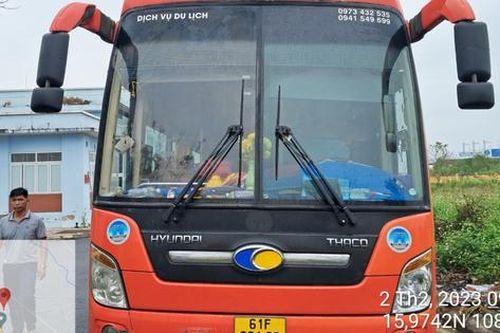 Phát hiện ô tô khách quá hạn đăng kiểm, dùng sổ và tem kiểm định giả chạy trên cao tốc
