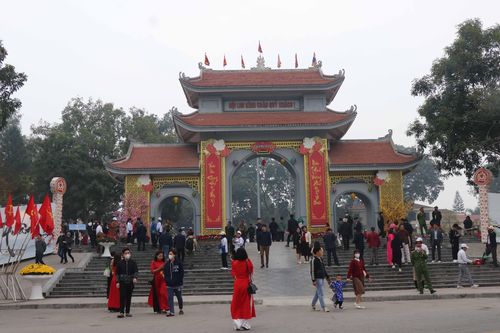 Du khách nô nức trẩy hội Lim nghe hát Quan họ