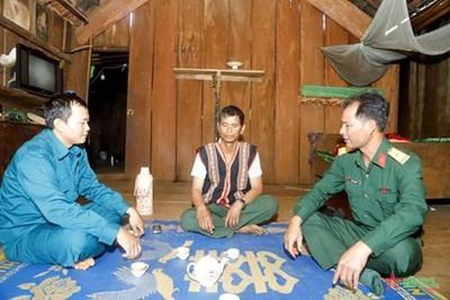 Bộ đội giúp dân có ruộng mới