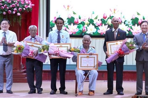 Bình Phước: Trao Huy hiệu Đảng cho 22 đảng viên cao tuổi Đảng