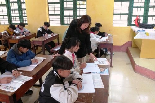 Tín hiệu vui khi trò vượt núi xuống trường ngay sau Tết
