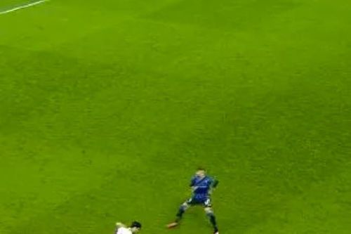 Pha đá phản lưới nhà đi vào lịch sử của cựu sao Arsenal