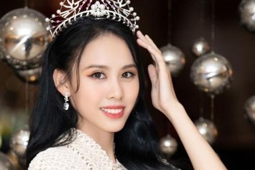 Á hậu Ngọc Hằng chuộng đầm dạ hội khoe eo thon