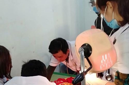 Cứu sống bé trai hơn 1 tuổi trôi trên kênh nước, ngừng tim