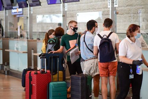 Bỏ con sơ sinh lại sân bay vì… không muốn mua vé