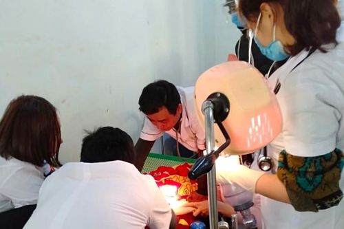 Bé trai hơn 1 tuổi đuối nước ngừng tim được cứu sống thần kỳ