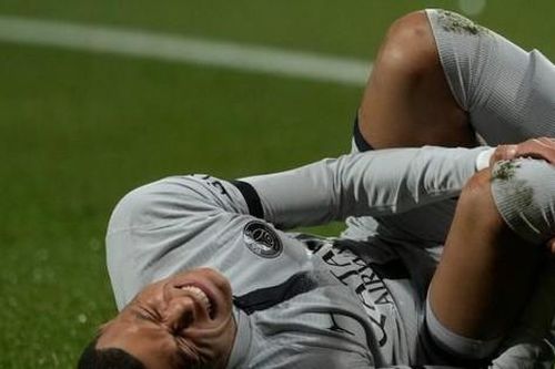 Đêm kinh hoàng của Mbappe: 2 lần hỏng penalty, đau đớn vì chấn thương và bị chế nhạo