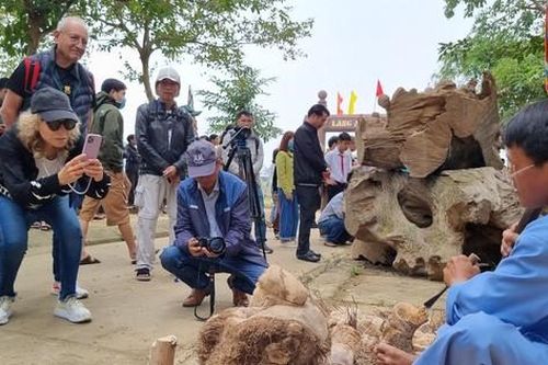 Du khách thích thú xem nghệ nhân Hội An 'hô biến' gốc tre, khúc cây thành tác phẩm đặc sắc