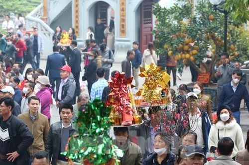 Du khách thập phương đổ về đền Bà Chúa Kho đầu năm mới