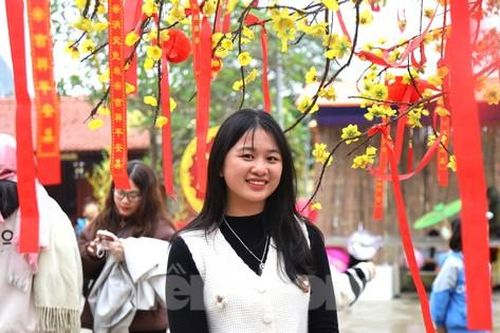 Hàng ngàn người đổ về ngôi chùa linh thiêng ở Nghệ An cầu an, vãn cảnh