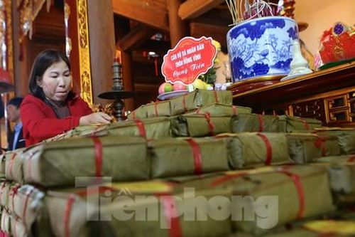 Người dân đội 2.000 chiếc bánh chưng cung tiến vua Mai Hắc Đế