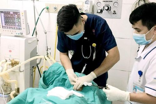 Sau cơn say, người đàn ông nôn ra cả bát máu