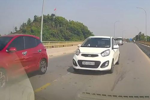 Thanh Hóa: Đua nhau vượt trên cầu, hai ô tô suýt đối đầu xe ngược chiều
