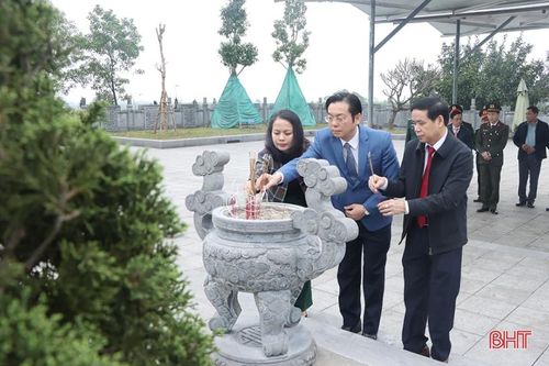 Lãnh đạo huyện Cẩm Xuyên dâng hương tại các địa chỉ đỏ