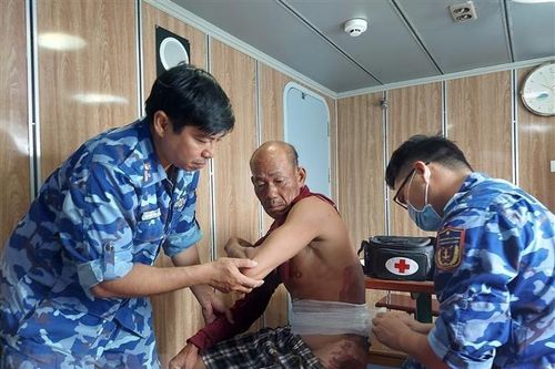 Kịp thời cấp cứu một ngư dân gặp nạn trên vùng biển Tây Nam