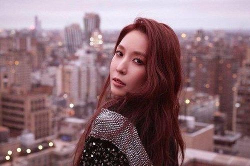 Ca sĩ đình đám Hàn Quốc nhảy nhót trên phố ở Việt Nam, không ai nhận ra