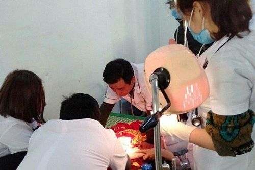 Bé trai trôi trên sông, đã ngừng tim được cứu sống một cách thần kỳ