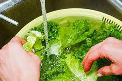 Ngâm rau với nước muối loãng cho sạch hóa chất là sai: Đây mới là cách làm đúng đơn giản mà hiệu quả