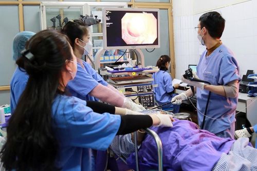 Ngậm thứ nhà nhà vẫn ngậm sau bữa ăn tưởng như vô hại, người phụ nữ nhập viện khẩn thủng ruột