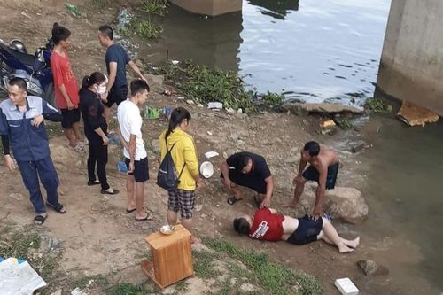 Đang câu cá cùng vợ bên bờ sông người đàn ông bất ngờ lao xuống nước, lý do khiến nhiều người hốt hoảng