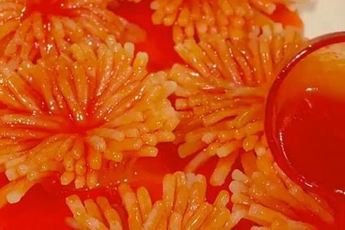 Tạo hình món khoai tây hoa cúc sốt cà chua chỉ với 1 đôi đũa