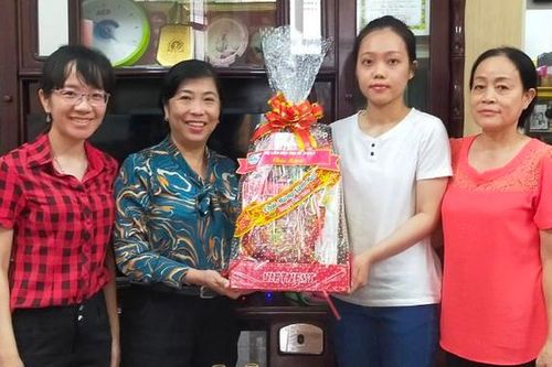Hội LHPN Quận 8 thăm, động viên nữ công dân tình nguyện nhập ngũ