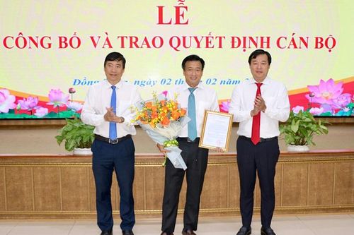 Trao Quyết định phê chuẩn kết quả bầu chức vụ Phó Chủ tịch UBND tỉnh