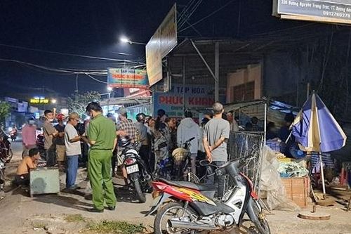 Ô tô va chạm trong hẻm khiến bé trai 2 tuổi tử vong