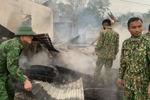 Cháy nhiều ngôi nhà của người dân ở huyện miền núi