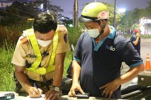 Bị CSGT phạt độ cồn vì 'đầu năm đi tiệc công ty không uống cũng kỳ'