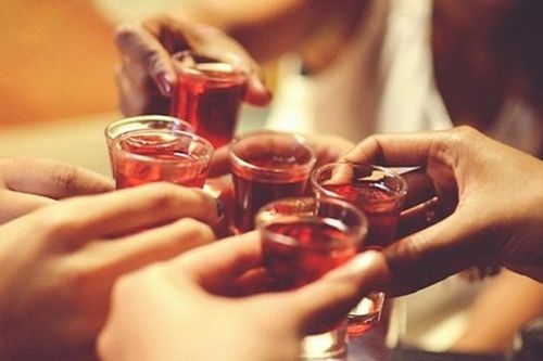 Ép rượu khiến bạn ngộ độc chết thảm, 6 người phải ra tòa