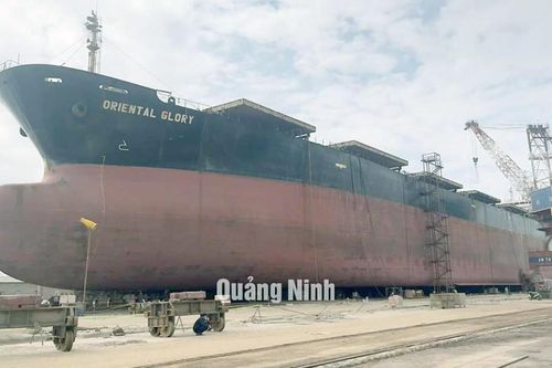 Quảng Ninh: Tàu biển phát nổ trong lúc sửa chữa, 8 công nhân bị thương