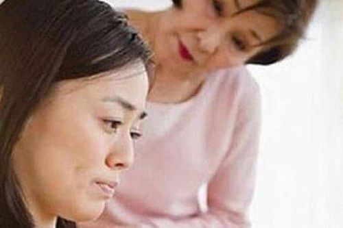 Mẹ chồng luôn đối xử tốt với con dâu nhưng cuốn sổ ghi chép trong ngăn bàn đã tố cáo sự thật ngược lại