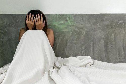 Lộ chuyện cặp bồ với trai trẻ trong tình huống bất ngờ