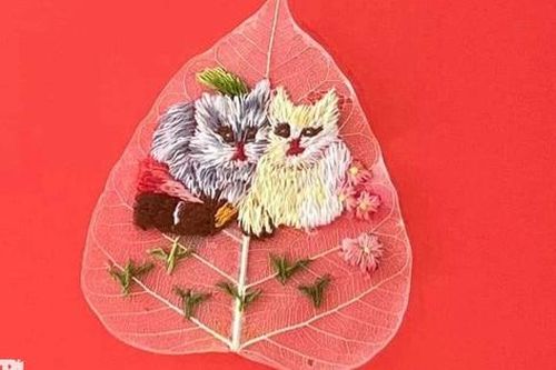 Người phụ nữ thêu linh vật mèo lên lá bồ đề, bán gần nửa triệu đồng/lá