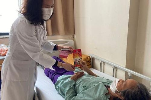 Người già nhập viện sau Tết tăng 30%, nhiều cụ đột quỵ, viêm phổi