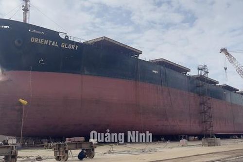 Nổ tàu biển khi đang sửa chữa, 8 công nhân bị thương