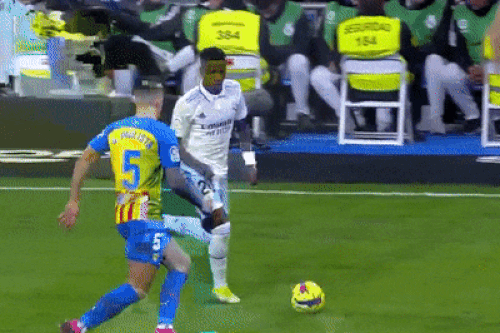 Courtois hài lòng khi đối thủ nhận thẻ đỏ