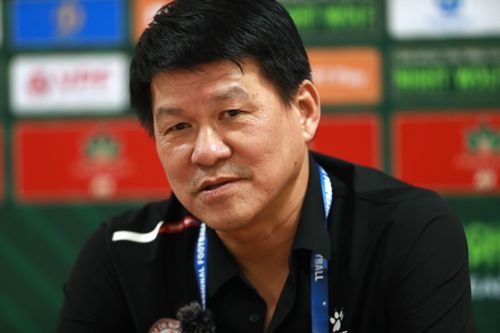 HLV Vũ Tiến Thành: 'Trọng tài nên xem lại quyết định thổi phạt đền'