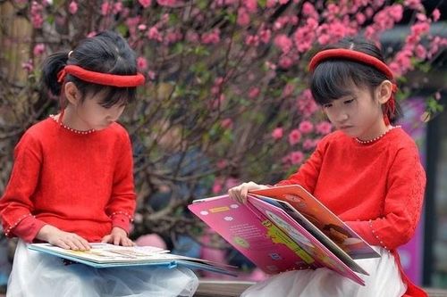 Tặng sách gửi gắm ước vọng đầu năm