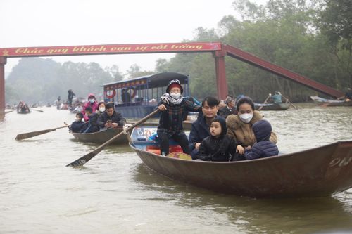 Xử phạt 30 chủ thuyền đò không trang bị phao cứu sinh tại Chùa Hương