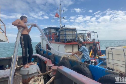 Hoàn tất việc hút dầu trên tàu hàng gặp nạn gãy đôi ở vùng biển Quảng Ngãi