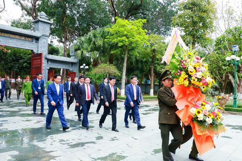 Đồng chí Trần Tuấn Anh dâng hoa, dâng hương tưởng niệm Chủ tịch Hồ Chí Minh
